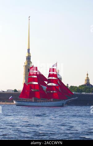 Prove generali di passaggio della nave con vele di rosso, la preparazione per la Scarlet Sails vacanza a San Pietroburgo, Russia Foto Stock