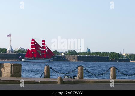 Prove generali di passaggio della nave con vele di rosso, la preparazione per la Scarlet Sails vacanza a San Pietroburgo, Russia Foto Stock