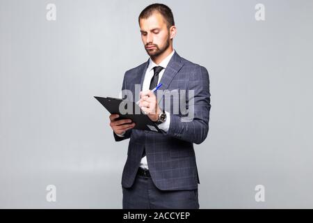 Giovane imprenditore bello fare notare sullo sbozzato isolati su sfondo bianco Foto Stock