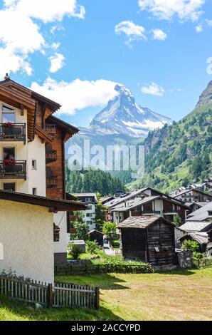 Il pittoresco villaggio alpino di Zermatt in Svizzera nella stagione estiva. Famoso Monte Cervino in background. Alpino tipico chalet di montagna. Alpi svizzere, paesaggi alpini. Foto Stock