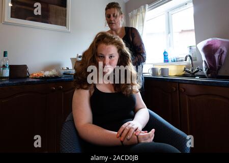 Le damigelle d'onore si preparano per il grande giorno, preparazione nuziale, prima di un tradizionale matrimonio inglese al Manor Hotel, Cheadle, Stoke on Trent Foto Stock