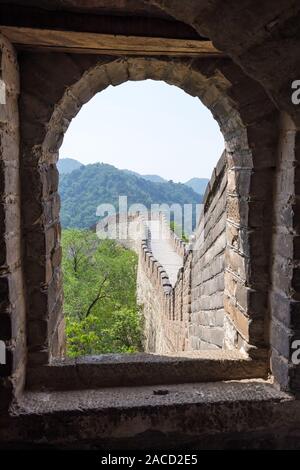 Apertura della finestra, che offre una vista della Grande Muraglia Cinese. Foto Stock