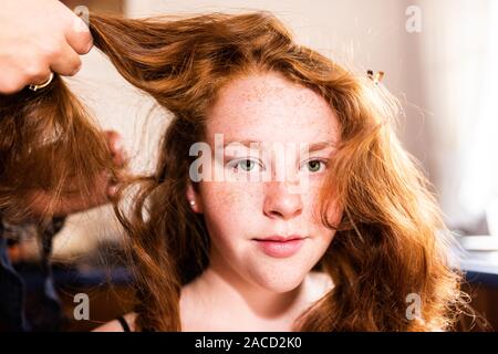 Le damigelle d'onore si preparano per il grande giorno, preparazione nuziale, prima di un tradizionale matrimonio inglese al Manor Hotel, Cheadle, Stoke on Trent Foto Stock