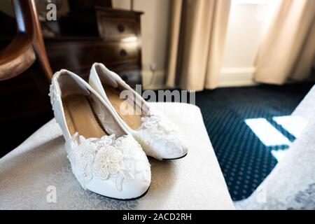 Scarpe da sposa pronte all'uso, The Manor Hotel and Guest House, Cheadle, location per matrimoni di secondo livello nello Staffordshire, B&B per famiglie, matrimoni nello Staffordshire Foto Stock