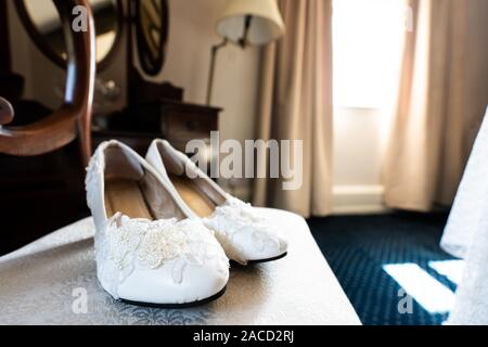 Scarpe da sposa pronte all'uso, The Manor Hotel and Guest House, Cheadle, location per matrimoni di secondo livello nello Staffordshire, B&B per famiglie, matrimoni nello Staffordshire Foto Stock