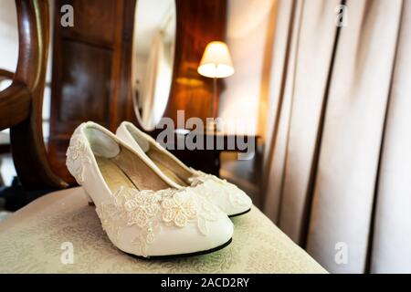 Scarpe da sposa pronte all'uso, The Manor Hotel and Guest House, Cheadle, location per matrimoni di secondo livello nello Staffordshire, B&B per famiglie, matrimoni nello Staffordshire Foto Stock