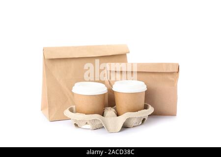 Eco - friendly tazze da caffè e sacchi di carta isolato su sfondo bianco Foto Stock