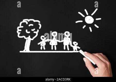 Disegno a mano stick figura famiglia con un gessetto sulla lavagna Foto Stock