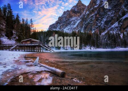 Inverno alba sul Lago di Braies, Dolomiti, Italia Foto Stock