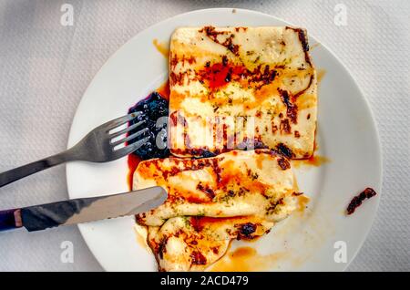 Formaggio alla griglia con Mojo, piatto tipico dalle isole Canarie Foto Stock