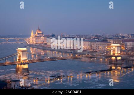 Il ponte della catena con il Parlamento ungherese edificio e Danubio di notte, Budapest, Ungheria Foto Stock