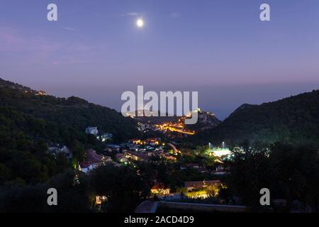 Francia, Alpes-Maritimes, Eze, antico villaggio sulla collina dal crepuscolo Foto Stock