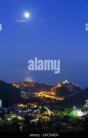 Francia, Alpes-Maritimes, Eze, antico villaggio sulla collina dal crepuscolo Foto Stock