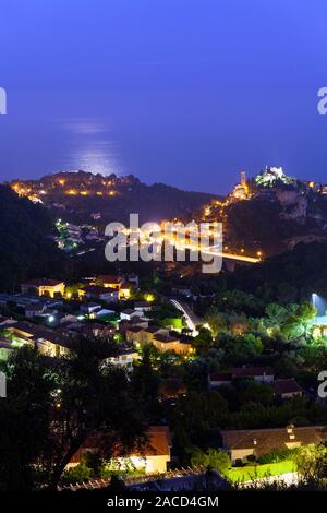 Francia, Alpes-Maritimes, Eze, antico villaggio sulla collina al chiaro di luna Foto Stock