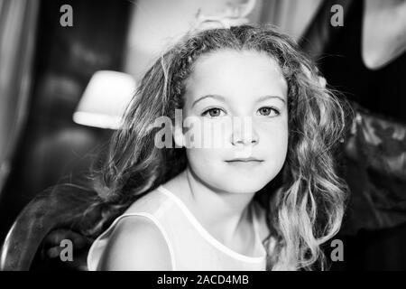 Le damigelle d'onore si preparano per il grande giorno, preparazione nuziale, prima di un tradizionale matrimonio inglese al Manor Hotel, Cheadle, Stoke on Trent Foto Stock