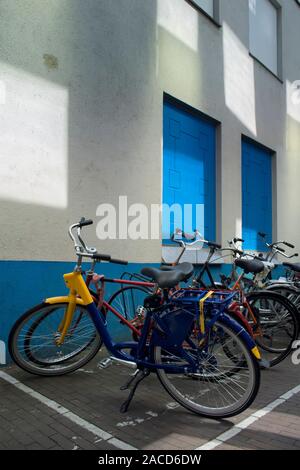 Vista ravvicinata di biciclette parcheggiate in Amsterdam. Foto Stock