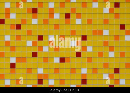Di piastrelle a mosaico con sfondo astratto modello casuale in giallo arancione rosso e bianco Foto Stock