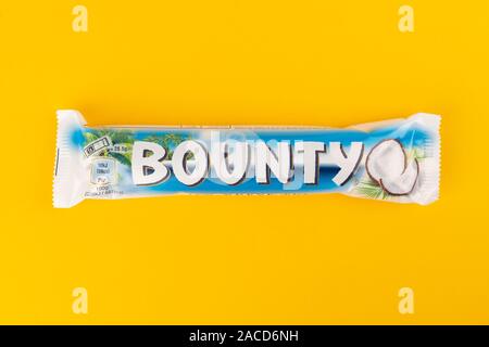 Un Bounty chocolate bar girato su sfondo giallo. Foto Stock