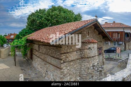 Nessebar, Bulgaria - 07.10.2019. Il Santo Salvatore chiesa in Nessebar, Bulgaria, su una torbida mattinata estiva Foto Stock