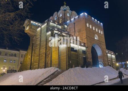 Illuminata Golden Gates a notte d'inverno. A Kiev, Ucraina Foto Stock