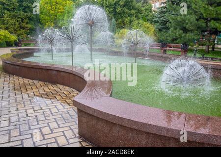 Bella Fontana nel parco della città. Architettura Foto Stock