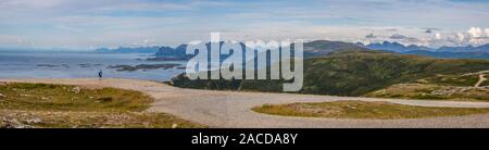 Vista panoramica dal sentiero per il Keiservarden. Keiservarden è un altopiano di montagna sulla cima della collina di Veten vicino a Bodø, Nordland in Norvegia del nord. Va Foto Stock