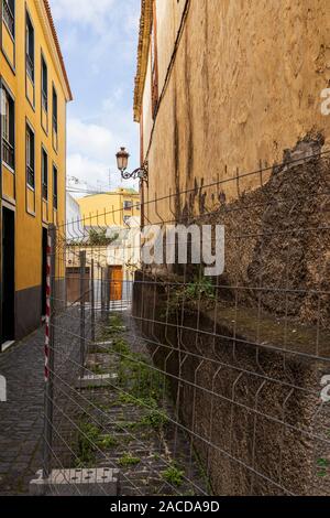 Recinzioni filo barriera attorno a un vecchio edificio di San Cristóbal de La Laguna, Tenerife, Isole Canarie, Spagna Foto Stock