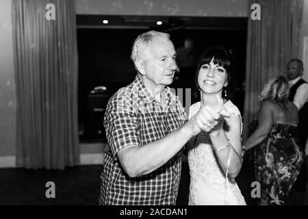 Le persone ballano e si divertono ad un ricevimento di nozze, dopo una festa al Manor Hotel and Guest House, Cheadle, struttura per matrimoni classificata di secondo livello Foto Stock