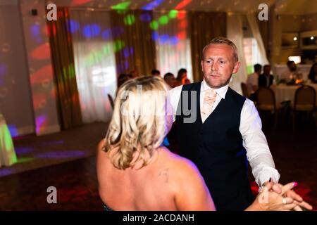 Le persone ballano e si divertono ad un ricevimento di nozze, dopo una festa al Manor Hotel and Guest House, Cheadle, struttura per matrimoni classificata di secondo livello Foto Stock