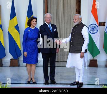 Re Carlo Gustavo XVI e la Regina Silvia di Svezia soddisfano Primo Ministro indiano Narendra Modi a Hyderabad House di New Delhi il lunedì 02 dicembre, 2 Foto Stock