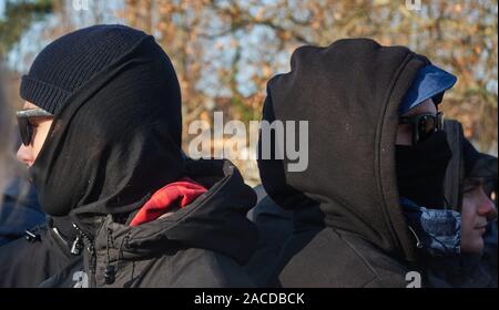 Braunschweig, Germania, Novembre 30, 2019: manifestanti vestiti di nero e incappucciati in blocco nero della manifestazione di protesta Foto Stock