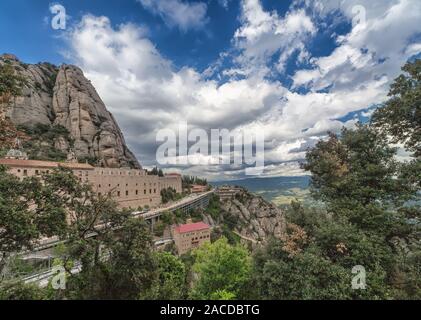 Scenic mountain view per il famoso monastero di Monserrat nella zona di Barcellona, Spagna Foto Stock