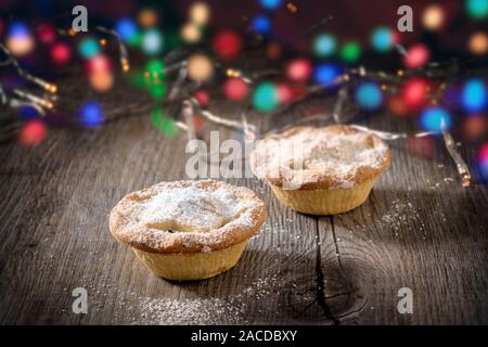 Tritare tradizionali torte con le luci fairy a Natale. Foto Stock