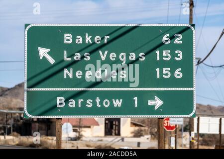 Autostrada segno direzionale rivolta verso Baker, Las Vegas, aghi o Barstow sulla vecchia strada statale 58 nella California Mojave Desert. Foto Stock