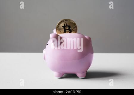 Salvadanaio o casella di denaro con bitcoin coin - Finanza e risparmio cryptocurrency concetto con spazio di copia Foto Stock