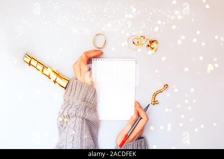 Notebook bianco con le mani. Foto Stock