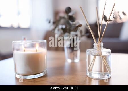 Aroma diffusore reed, candela che brucia e il profumo Foto Stock