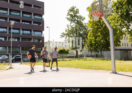 Gruppo di amici maschi di andare a giocare a basket Foto Stock