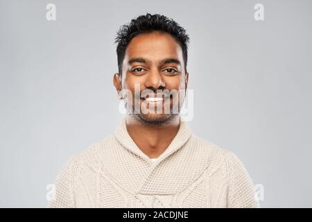 Indian uomo in felpa lavorata a maglia su sfondo grigio Foto Stock