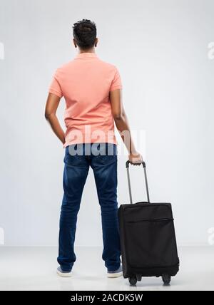 Indian uomo nel polo con borsa da viaggio Foto Stock