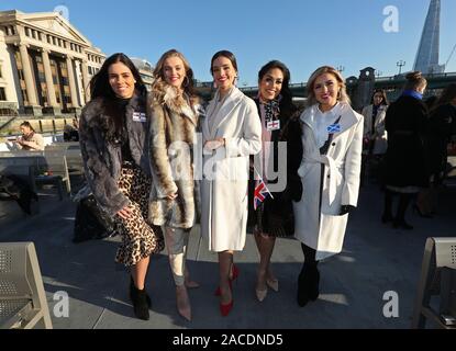 La corrente Miss Mondo Vanessa Ponce (centro) dal Messico, pone con Miss Mondo 2019 Concorrenti (da sinistra a destra) Miss Irlanda del Nord Lauren Leckey, Miss Galles Gabriella Jukes, Miss Inghilterra Bhasha Mukherjee e Miss Scozia Keryn Matteo durante una crociera in barca lungo il Tamigi a prendere in Londra più famosi luoghi di interesse e attrazioni. Foto Stock