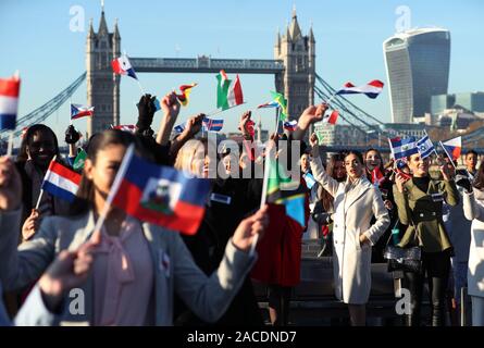 La corrente Miss Mondo Vanessa Ponce del Messico (terza a destra, manto bianco) con Miss Mondo 2019 concorrenti durante una crociera in barca lungo il Tamigi a prendere in Londra più famosi luoghi di interesse e attrazioni. Foto Stock