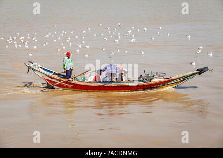 Un piccolo traghetto sul fiume Yangon, Yangon, Myanmar. Foto Stock