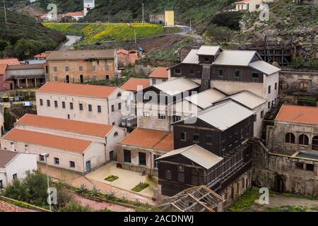 Case della abbandonato ex città mineraria, situato sulla costa del mar Mediterraneo. Argentiera, Sardegna, Italia. Foto Stock