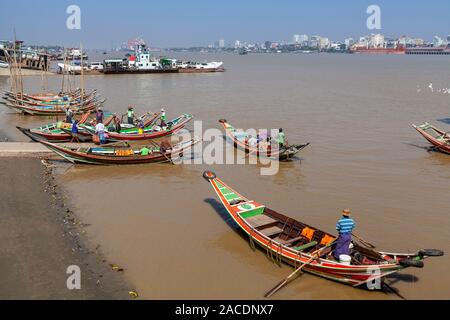 Piccoli Traghetti sul fiume Yangon, Yangon, Myanmar. Foto Stock