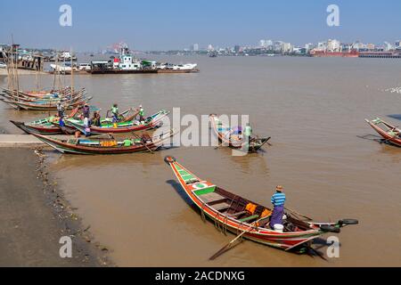 Piccoli Traghetti sul fiume Yangon, Yangon, Myanmar. Foto Stock