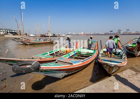 Piccoli Traghetti sul fiume Yangon, Yangon, Myanmar. Foto Stock