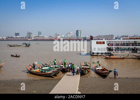 Piccoli Traghetti sul fiume Yangon, Yangon, Myanmar. Foto Stock