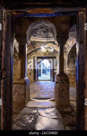 Il Narthax e Interno della chiesa di San Naum di Ohrid, presso il monastero dello stesso nome sulla riva del lago di Ohrid in Macedonia nord, Europa. Foto Stock