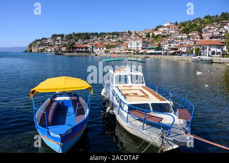 Guardando attraverso il porto e la vecchia città di Ohrid sulla riva del lago di Ohrid in Macedonia nord, Europa. Foto Stock